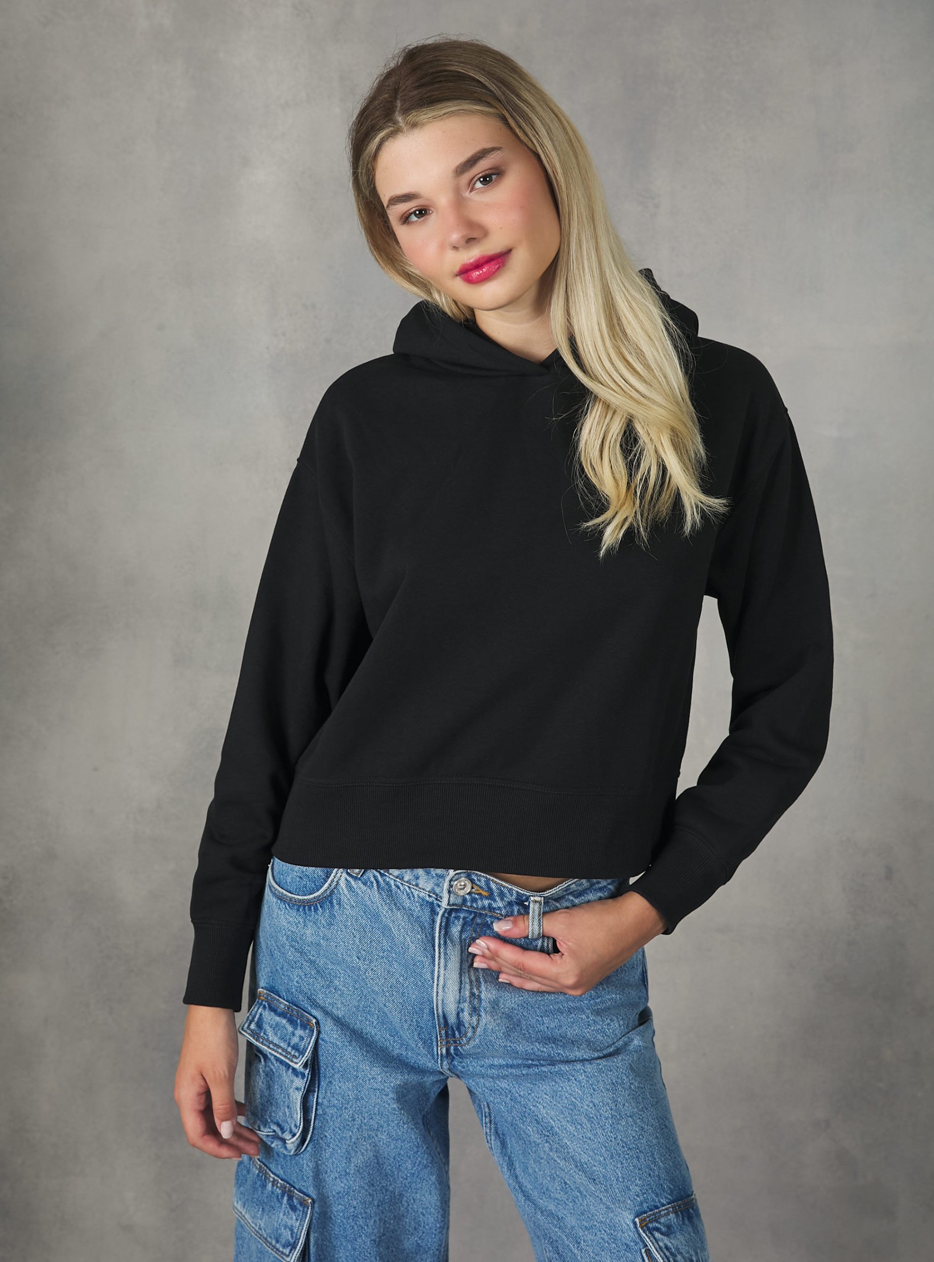 Bk1 Black Cropped Sweatshirt With Comfort Fit Hood Nachschub Sweatshirts Alcott Frauen – 2