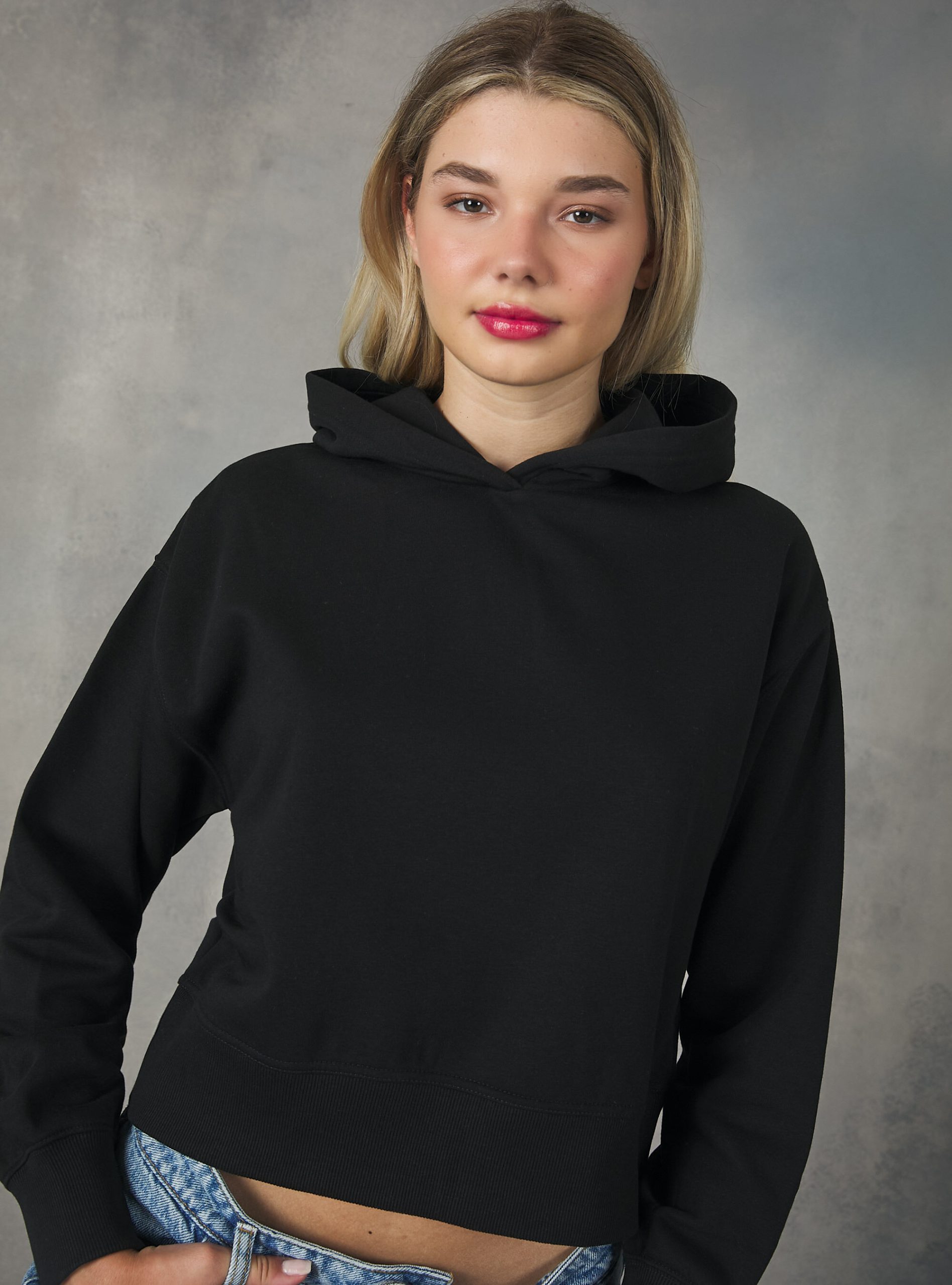 Bk1 Black Cropped Sweatshirt With Comfort Fit Hood Nachschub Sweatshirts Alcott Frauen – 1